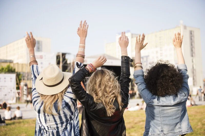 schoene-junge-frauen-die-spass-zusammen-haben